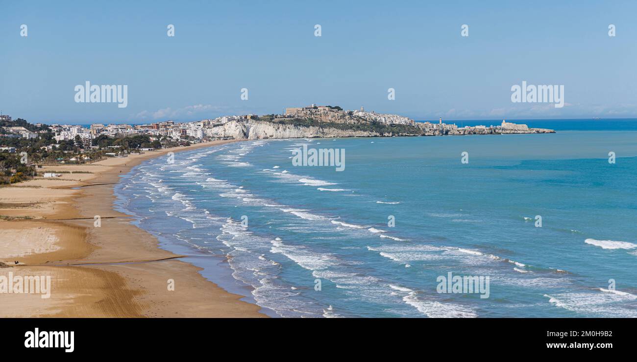 Italia, Puglia, Vieste, la spiaggia e la città Foto Stock