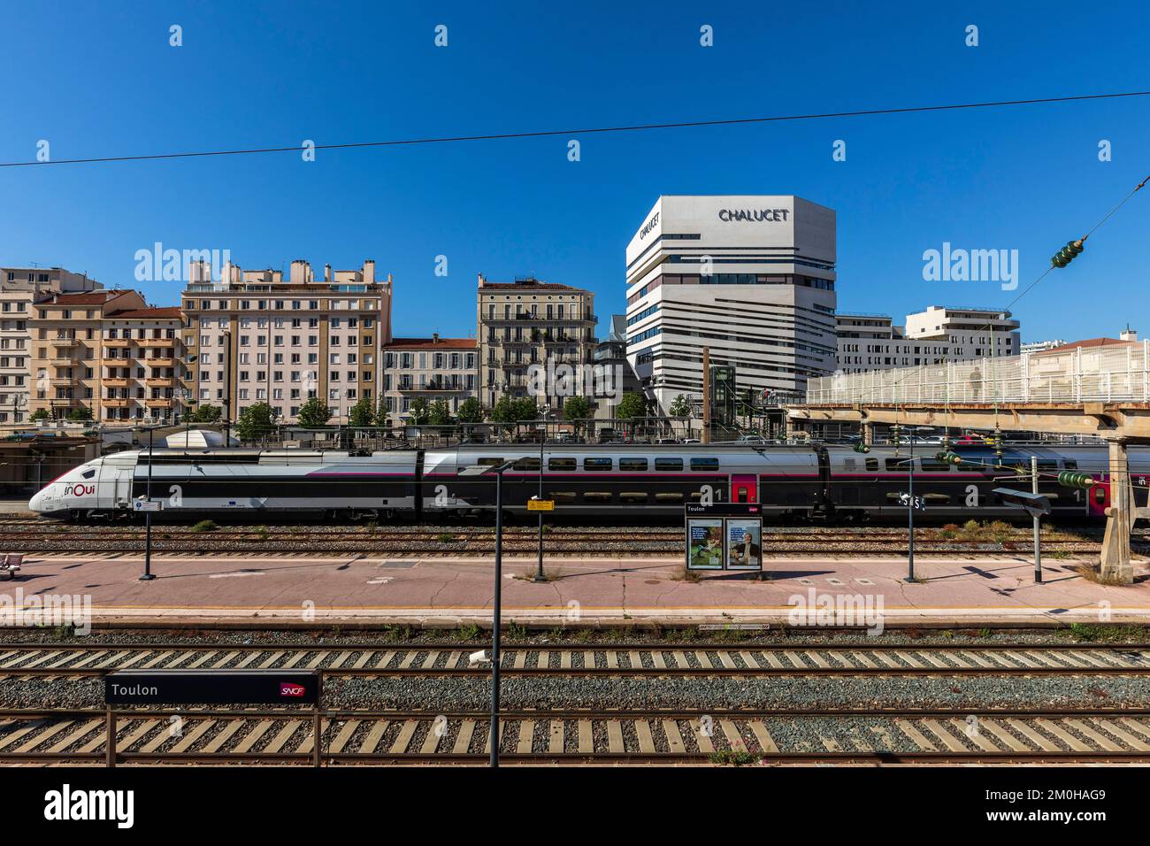 Francia, Var, Tolone, distretto ecologico di Chalucet, stazione di Tolone, TGV, Les Beaux Arts, edificio della Scuola superiore d'Arte e Design TPM e TVT innovazione in background Foto Stock