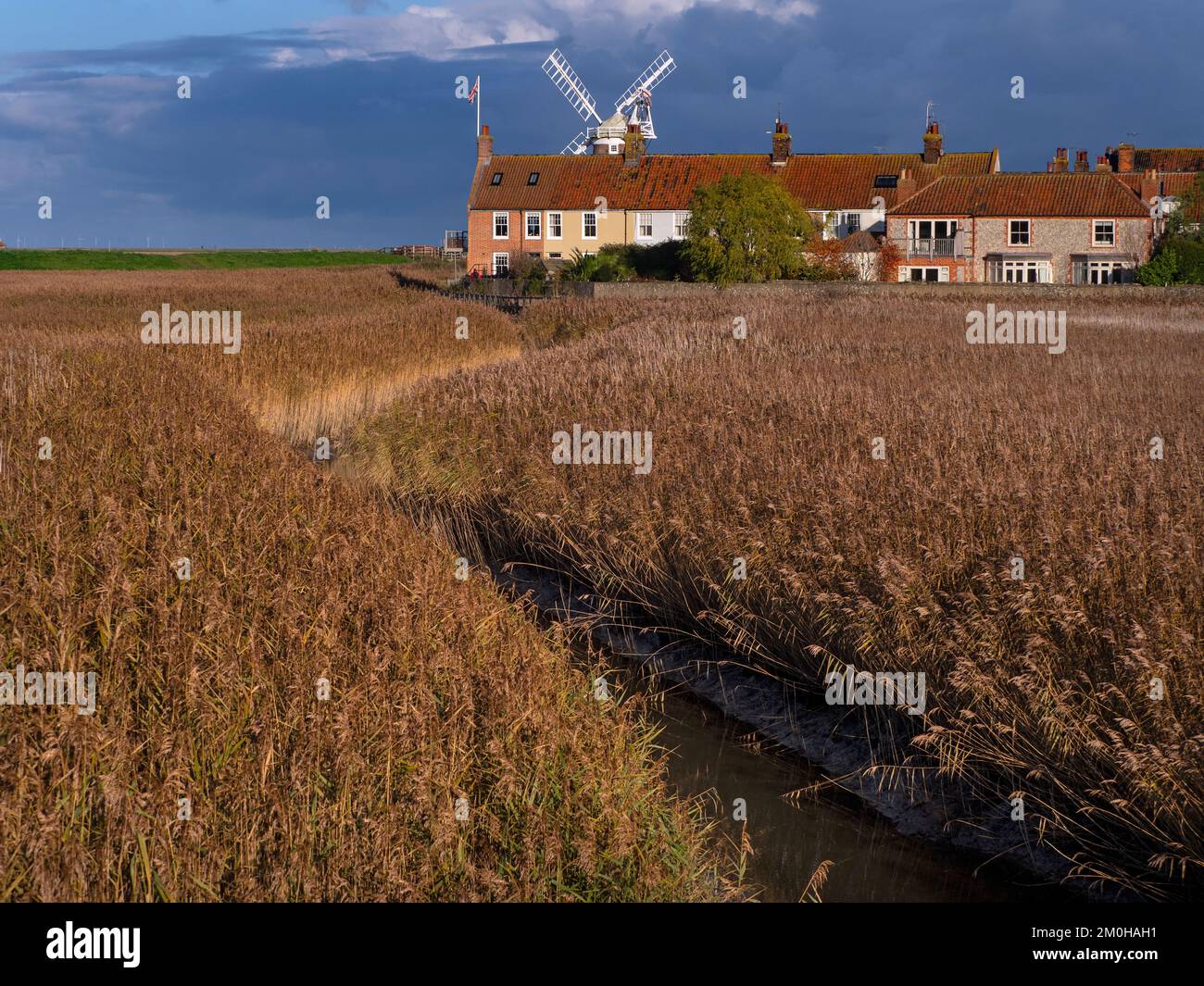 Cley Mill e villaggio Inverno Norfolk Foto Stock