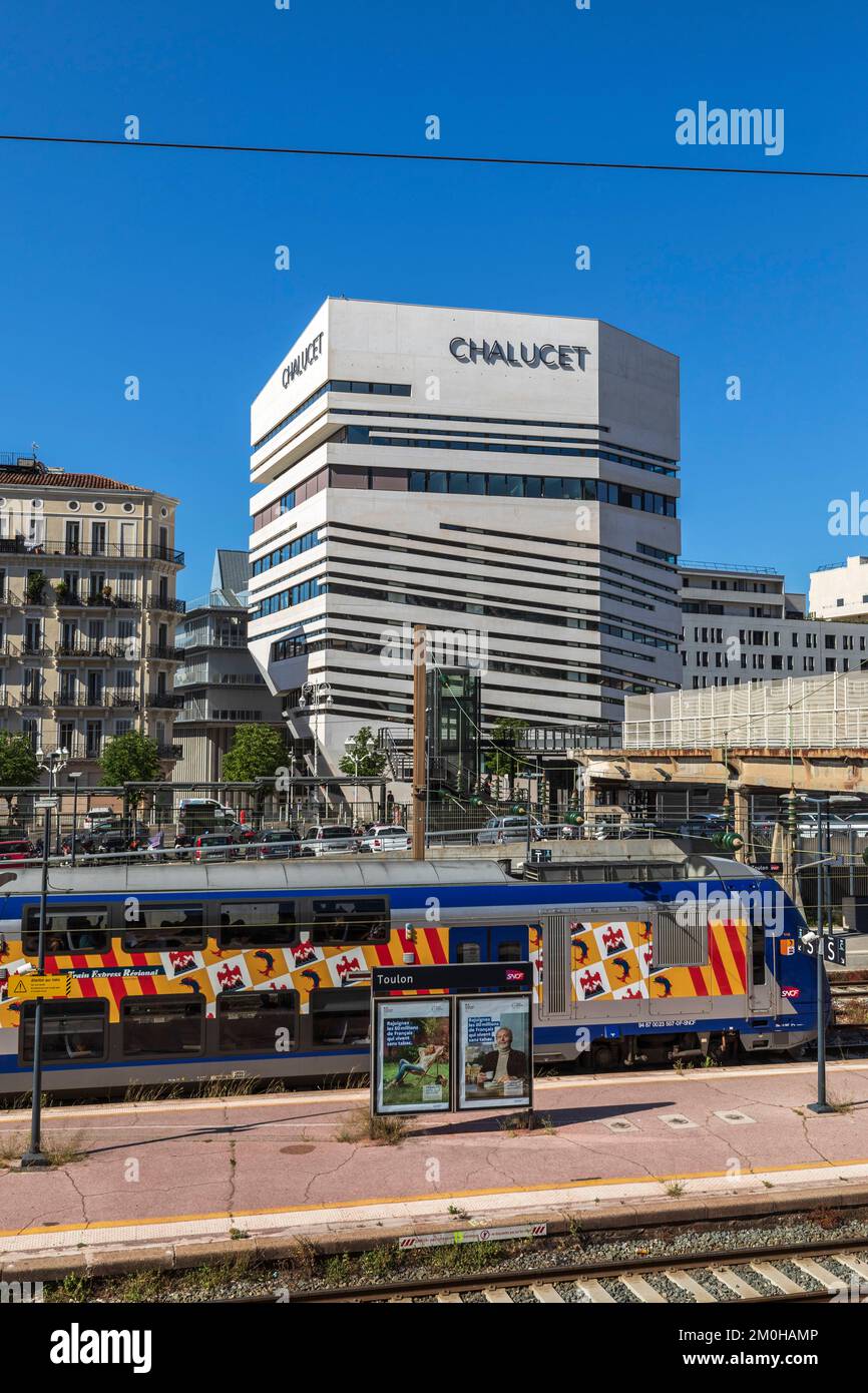Francia, Var, Tolone, distretto ecologico di Chalucet, stazione di Tolone, TER, Les Beaux Arts, costruzione della Scuola superiore d'Arte e Design TPM e TVT innovazione in background Foto Stock