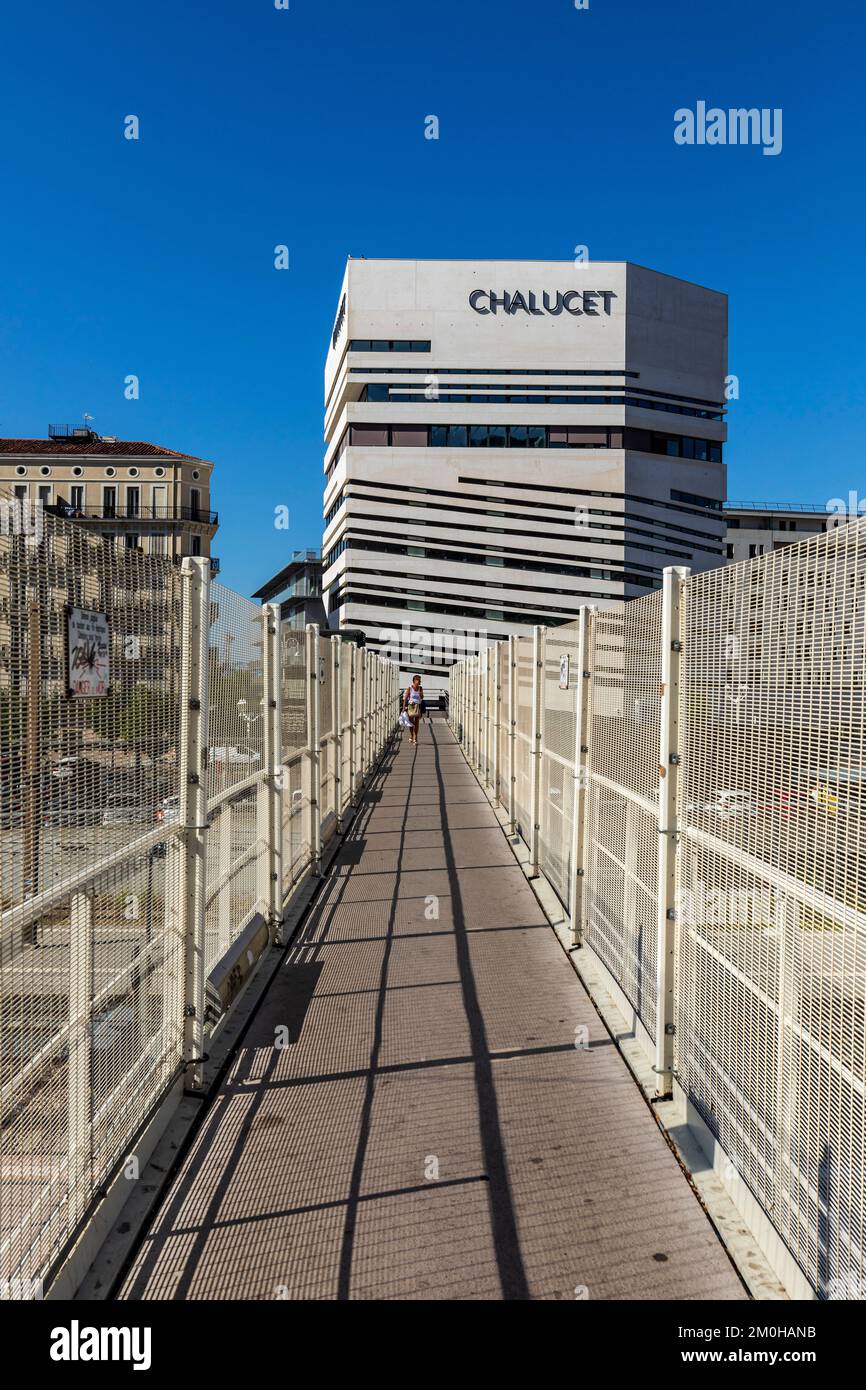 Francia, Var, Tolone, eco distretto di Chalucet, passaggio attraverso la ferrovia, Les Beaux Arts, costruzione della Scuola superiore d'Arte e Design TPM e TVT innovazione in background Foto Stock
