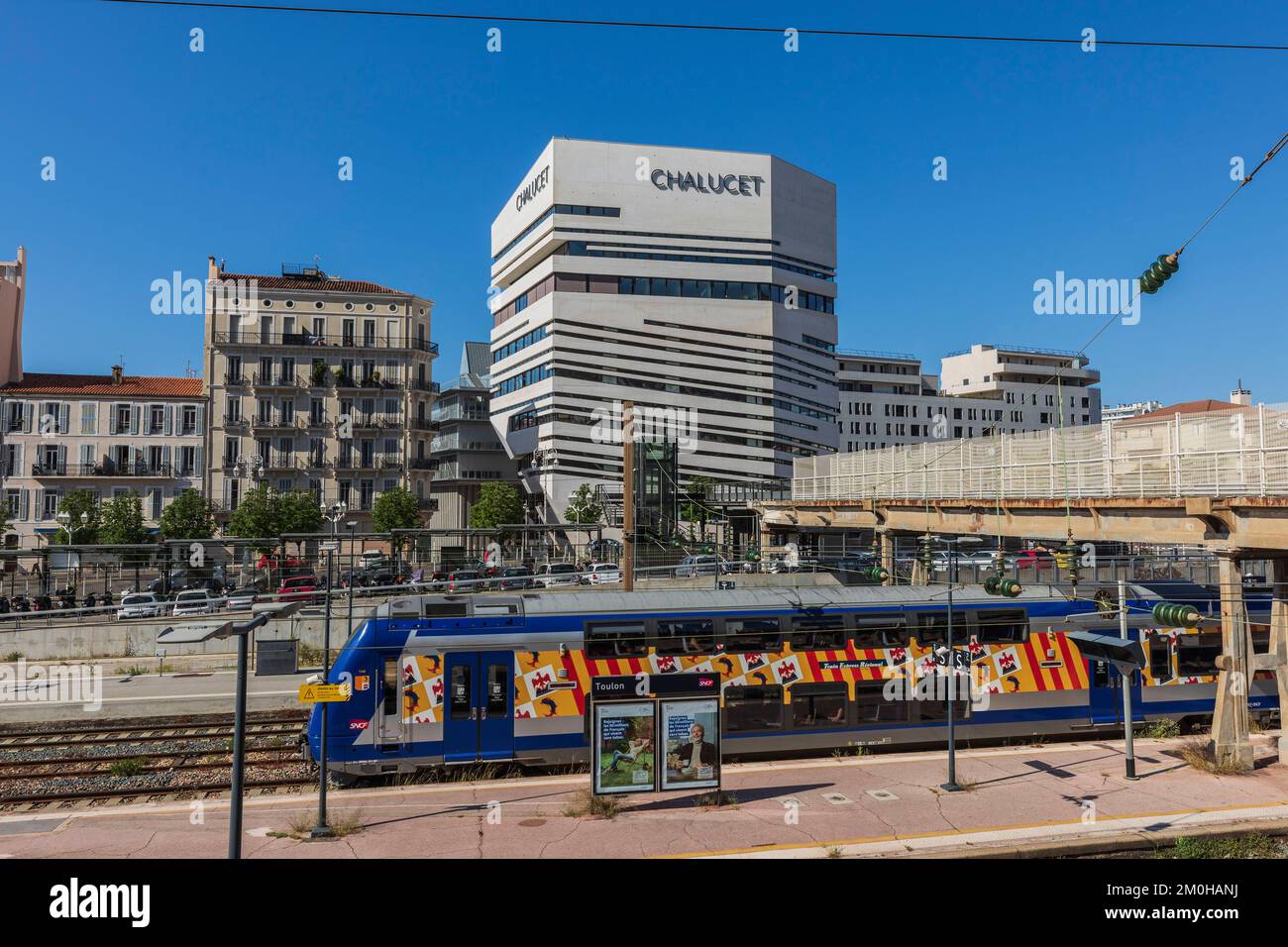Francia, Var, Tolone, distretto ecologico di Chalucet, stazione di Tolone, TER, Les Beaux Arts, costruzione della Scuola superiore d'Arte e Design TPM e TVT innovazione in background Foto Stock