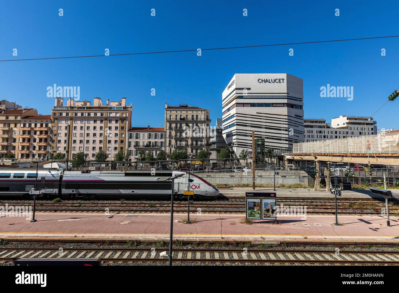 Francia, Var, Tolone, distretto ecologico di Chalucet, stazione di Tolone, TGV, Les Beaux Arts, edificio della Scuola superiore d'Arte e Design TPM e TVT innovazione in background Foto Stock
