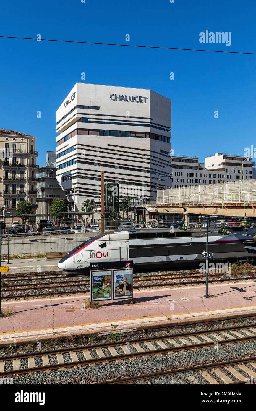 Francia, Var, Tolone, distretto ecologico di Chalucet, stazione di Tolone, TGV, Les Beaux Arts, edificio della Scuola superiore d'Arte e Design TPM e TVT innovazione in background Foto Stock