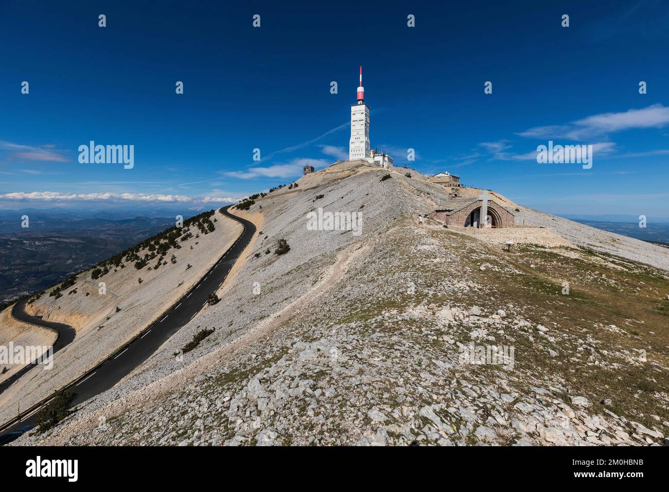 Francia, Vaucluse, Parco Naturale Regionale del Mont Ventoux, Beaumont du Ventoux, strada dipartimentale D974, versante nord, cappella di Sainte Croix (15th ° secolo), cima del Mont Ventoux (1912 m) Foto Stock