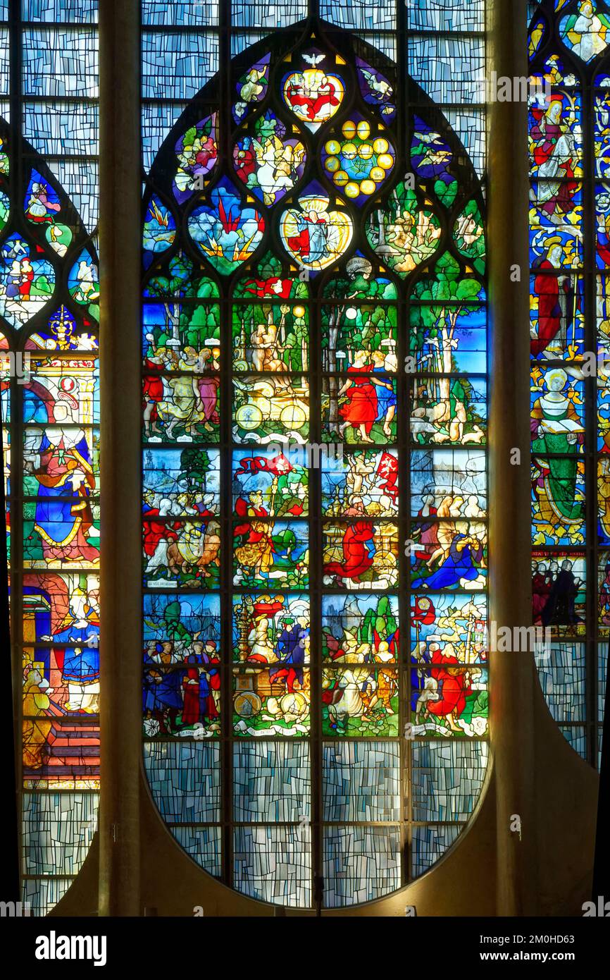 Francia, Seine Maritime, Rouen, Place du Vieux Marche, il sito di Giovanna d'Arco della pira, la moderna chiesa di San Giovanna d'Arco, luogo di conservazione delle vetrate dell'ex St. Vincent Chiesa distrutta nel 1944 Foto Stock