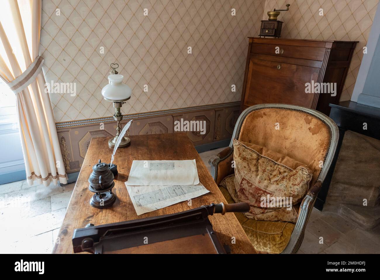 Francia, Indre et Loire, Valle della Loira Patrimonio Mondiale dell'UNESCO, Parco Naturale Regionale Anjou Touraine Loira, Sache, castello di Sache, Museo Balzac, Sala di Balzac, scrivania Foto Stock