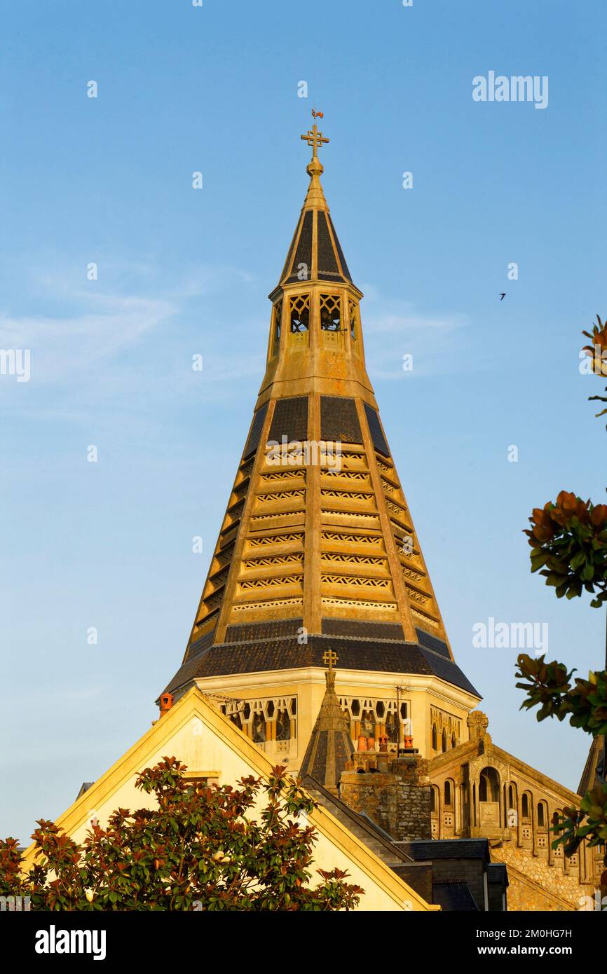 Francia, Orne, villaggio di Domfront, chiesa di Saint Julien de Domfront in cemento armato Foto Stock