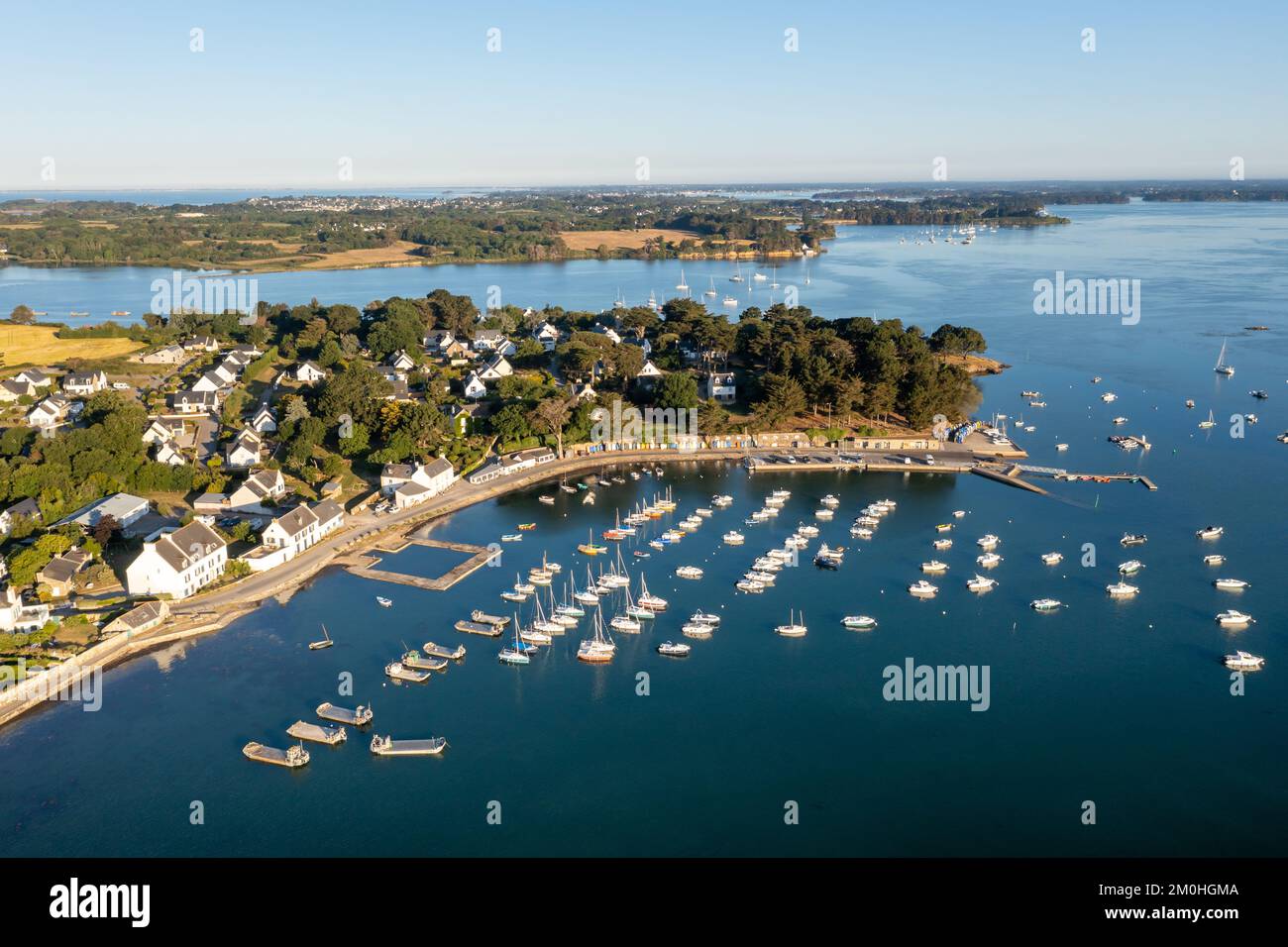 Francia, Morbihan, Sarzeau, la punta e il porto di Logeo (vista aerea) Foto Stock