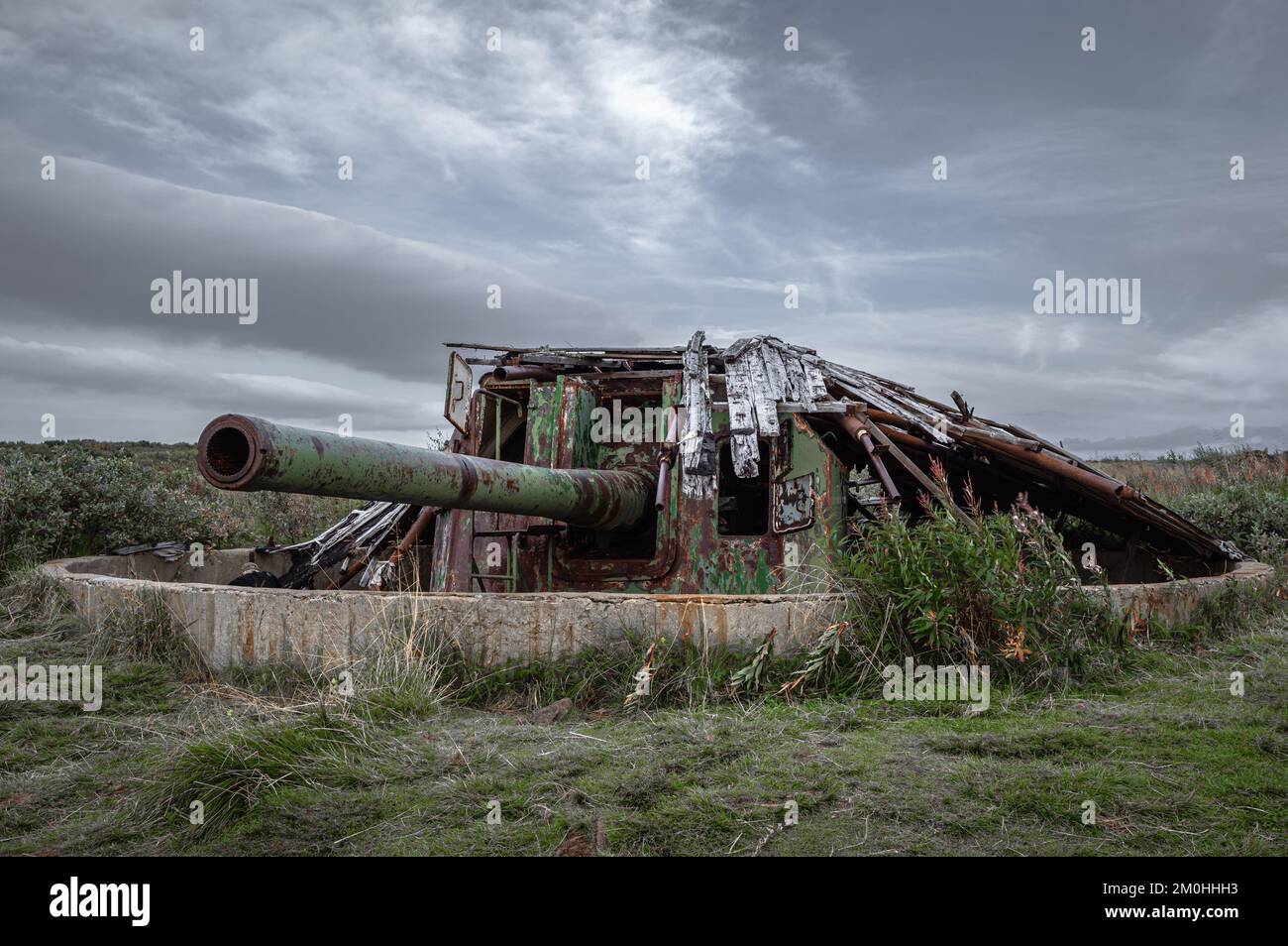 Abbandonata artiglieria costiera sovietica contro cieli cupi. Penisola di Sredny, Russia. Foto Stock