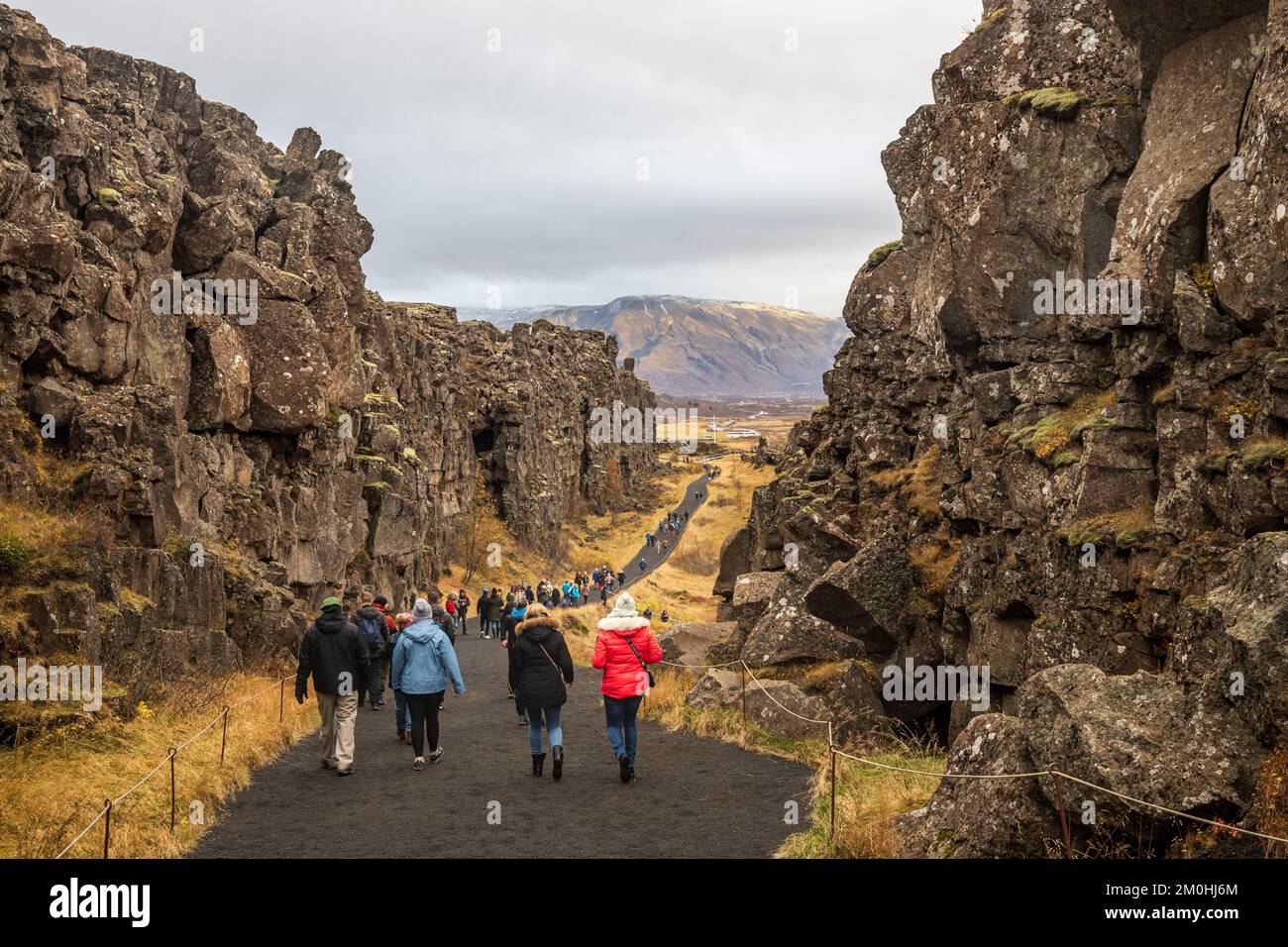 Islanda, Sudurland, Parco Nazionale di Thingvellir, Patrimonio Mondiale dell'Umanità dall'UNESCO, cifre sul percorso lungo l'Almannagj? Difetto localizzato alla separazione delle lastre tettoniche americana ed eurasiatica Foto Stock