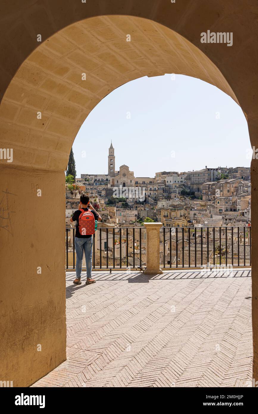 Italia, Basilicata, Matera, i Sassi e il parco delle chiese rupestri dichiarate Patrimonio dell'Umanità dall'UNESCO, Piazza Vittorio Veneto, Sasso Barisano Foto Stock