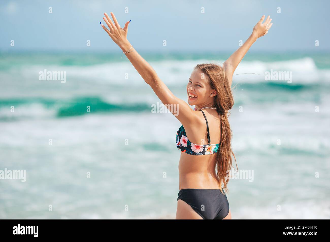Adorabile ragazza slim in costume da bagno con una figura perfetta sulla spiaggia Foto Stock