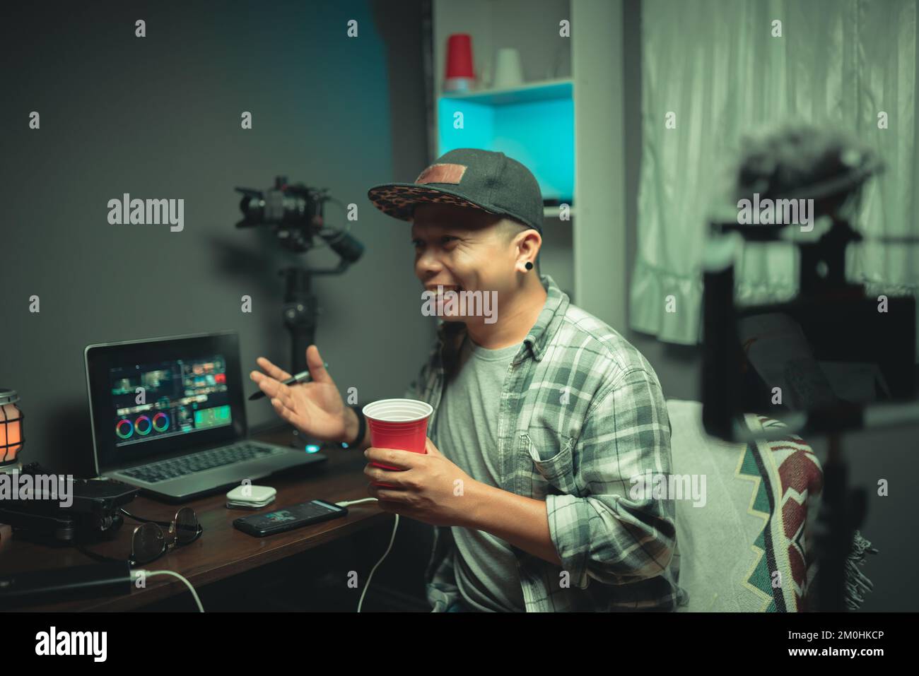 Creazione di contenuti sui social media che lavorano e si divertano nello studio di casa Foto Stock
