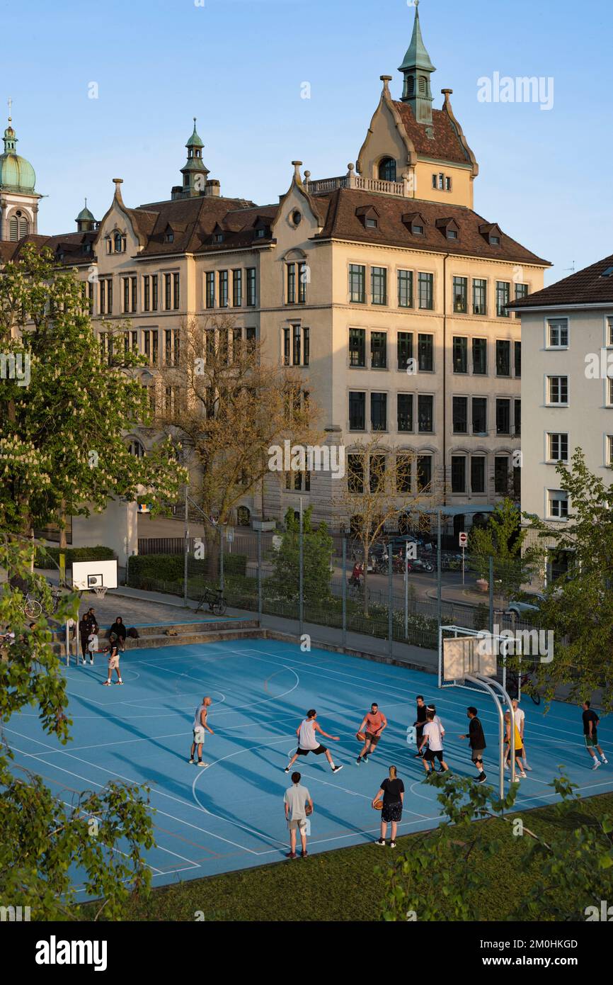 Svizzera, Canton Basilea-Città, Basilea, piccolo distretto di Basilea sulla riva destra del Reno, giocatori su un campo di pallacanestro Foto Stock