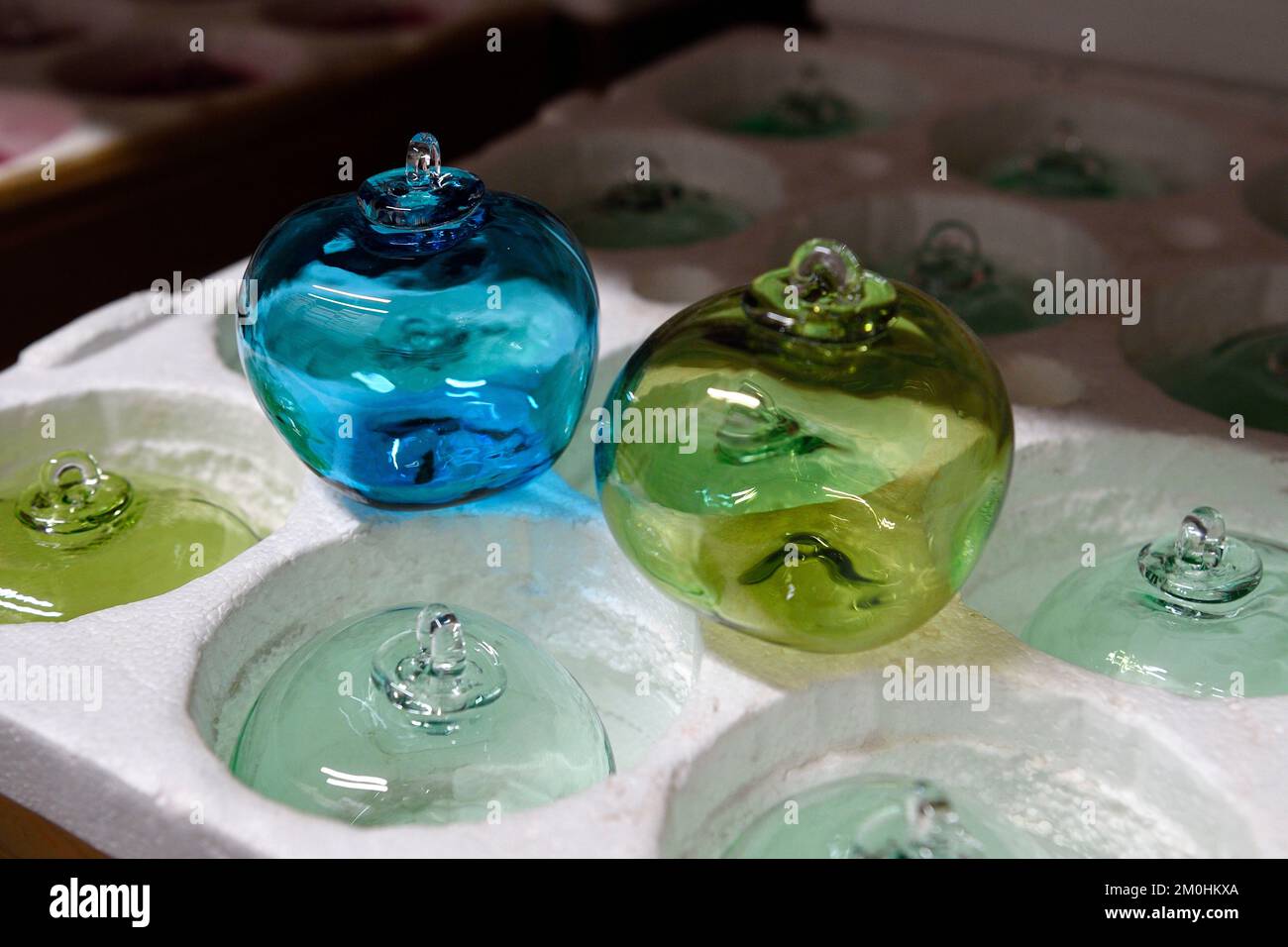 Francia, Mosella, Meisenthal, Centre International d'Art verrier (CIAV) (centro internazionale del vetro), palla di Natale in vetro a forma di mela Foto Stock