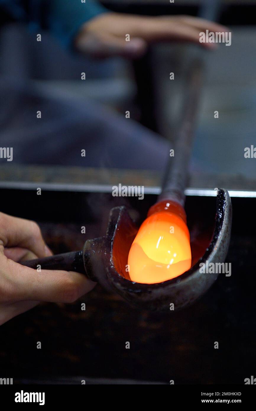 Francia, Mosella, Meisenthal, Centre International d'Art verrier (CIAV) (centro internazionale del vetro), il laboratorio di soffiatura, la creazione di una palla di Natale, il Prompter regola la massa in casa piatto mentre si esegue una rotazione continua della sua canna Foto Stock