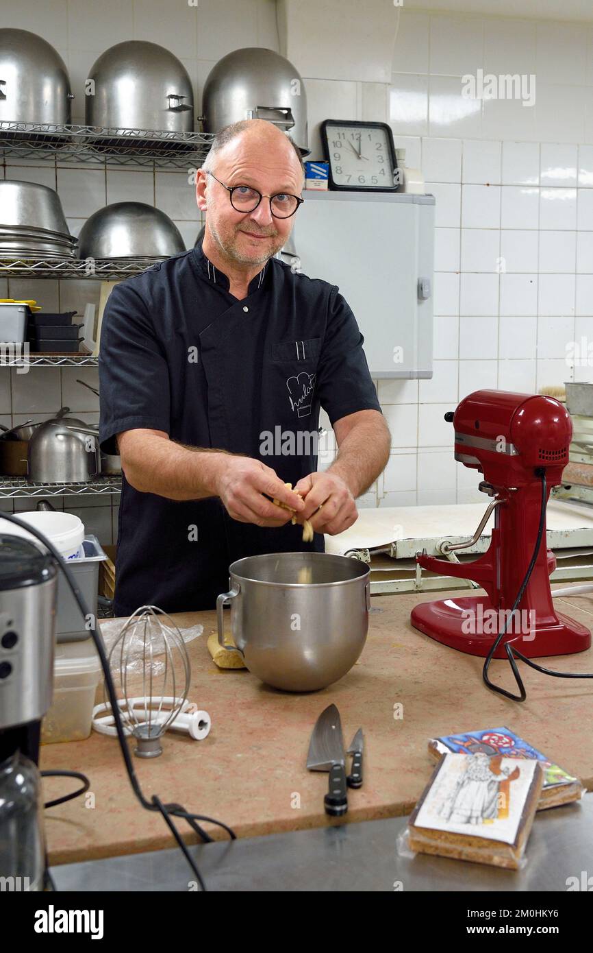 Francia, Meurthe-et-Moselle, Nancy, il pasticciere Didier Hulot fare il pan di zenzero per San Nicola Day, l'impasto è fatto di farina e miele che sono stati macerati per diversi mesi Foto Stock