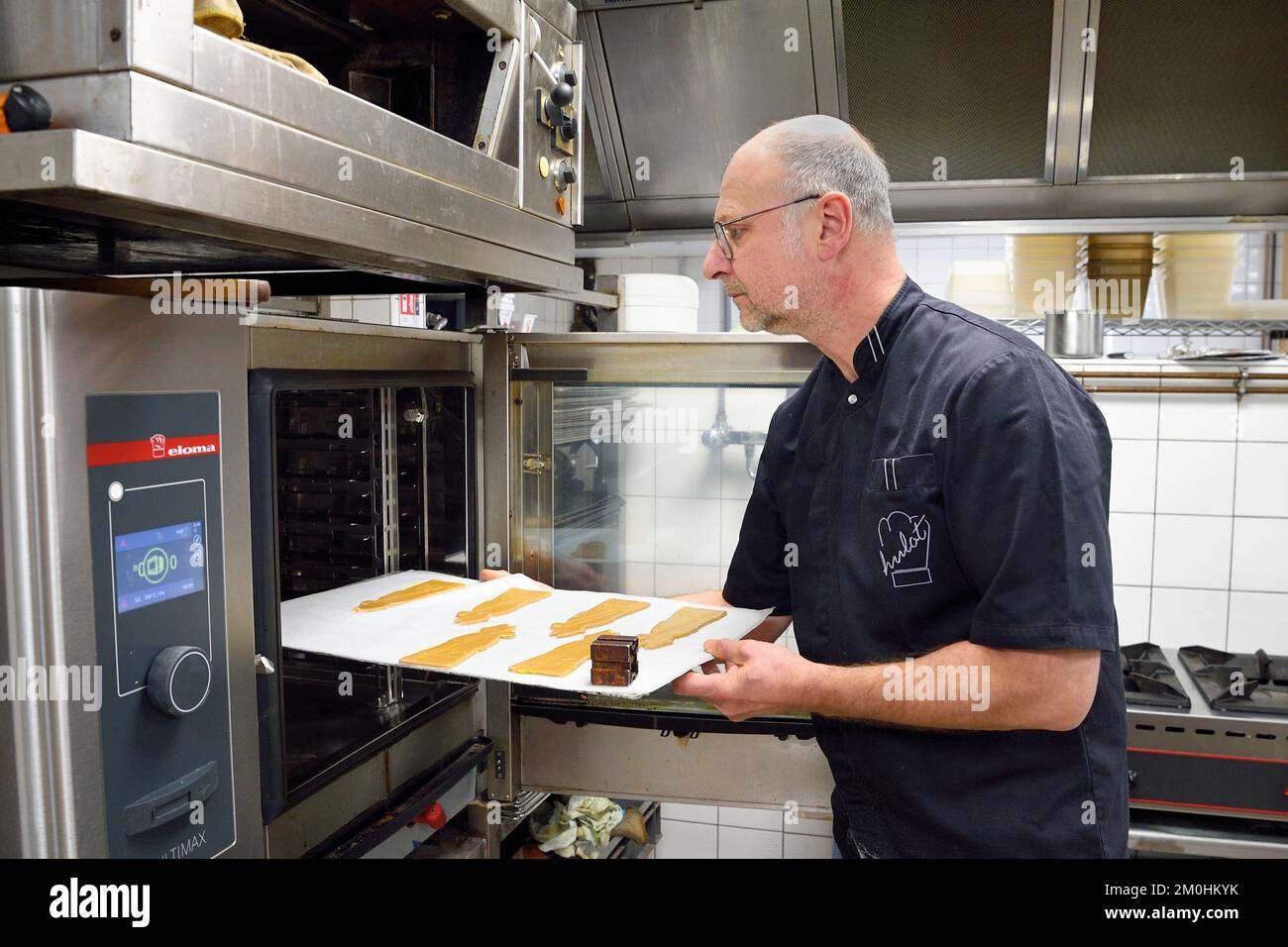 Francia, Meurthe-et-Moselle, Nancy, il pasticciere Didier Hulot fare il pan di zenzero per il giorno di San Nicola, l'impasto è cotto al forno Foto Stock