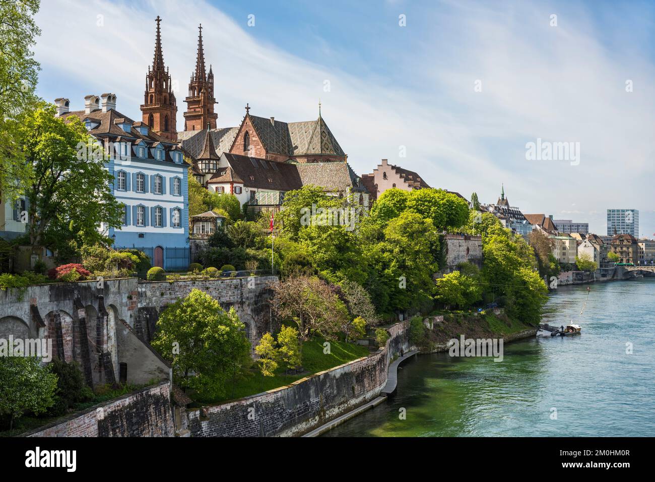 Svizzera, Basilea, la riva sinistra del Reno, il Minster o Cattedrale protestante di nostra Signora di Basilea (Munster) che domina il Reno e uno dei quattro piccoli traghetti che collegano le rive del Reno Foto Stock