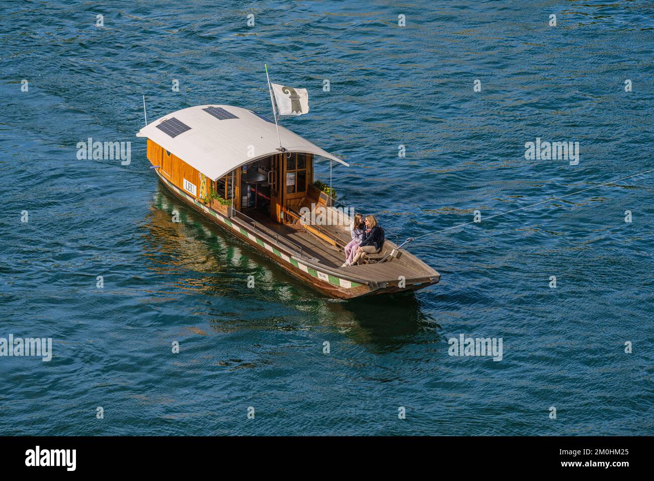 Svizzera, Cantone Basilea-Città, Basilea, uno dei quattro piccoli traghetti, il F?hri, in funzione dal 19th ° secolo che collegano le rive del Reno Foto Stock