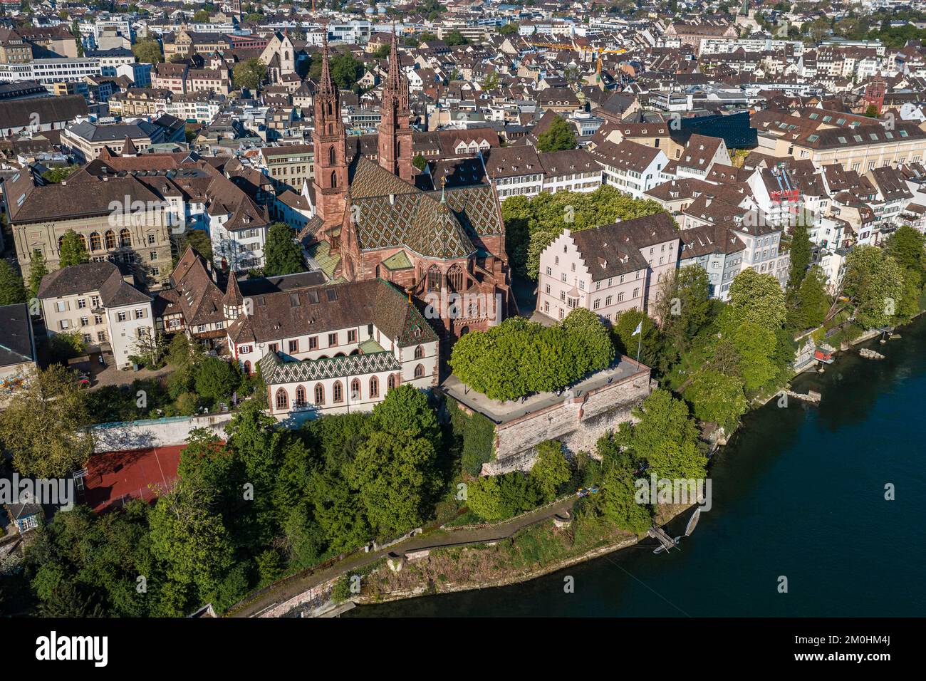 Svizzera, Basilea, la riva sinistra del Reno, il Minster o Cattedrale protestante di nostra Signora di Basilea (Munster) che domina il Reno e la città vecchia (vista aerea) Foto Stock