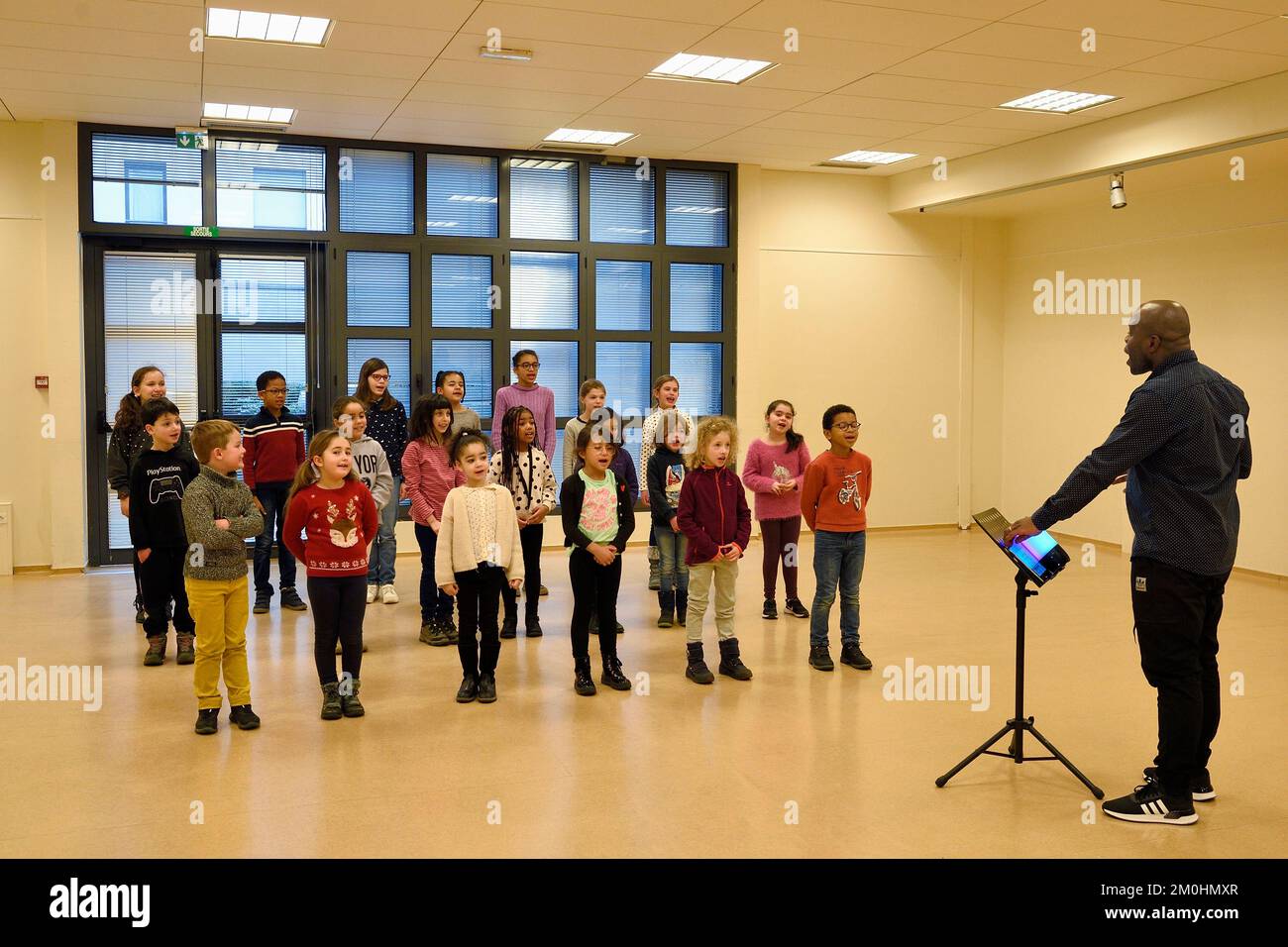 Francia, Bas Rhin, Strasburgo, città vecchia dichiarata Patrimonio Mondiale dall'UNESCO, prove del coro Gospel Kids sotto la direzione del maestro coro Alfonso Nsangu Foto Stock