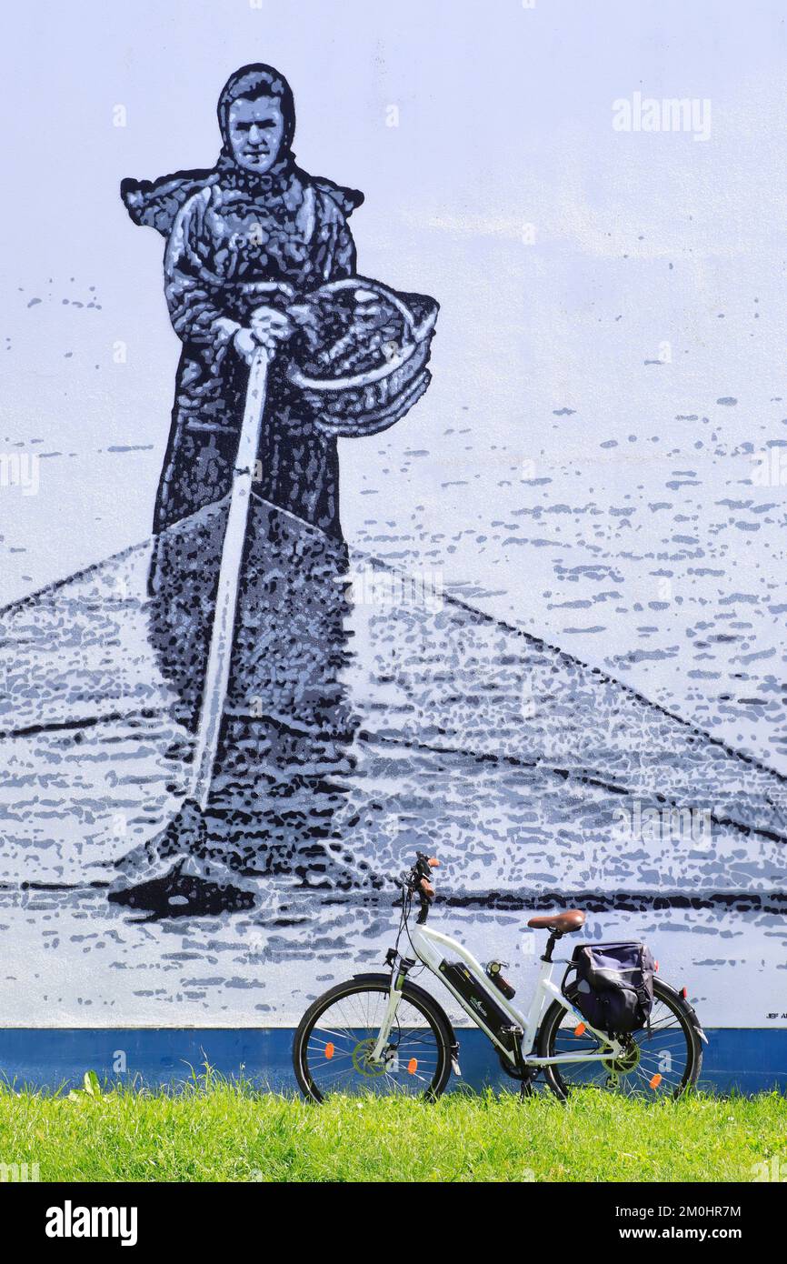 Francia, Pas de Calais, Cote d'Opale (Costa d'Opale), Velomarine, Boulonnais, Deux Baies en Montreuillois, Etaples sur Mer, bici elettrica di fronte a un murale di Jef aerosol raffigurante una pescante gamberi Foto Stock
