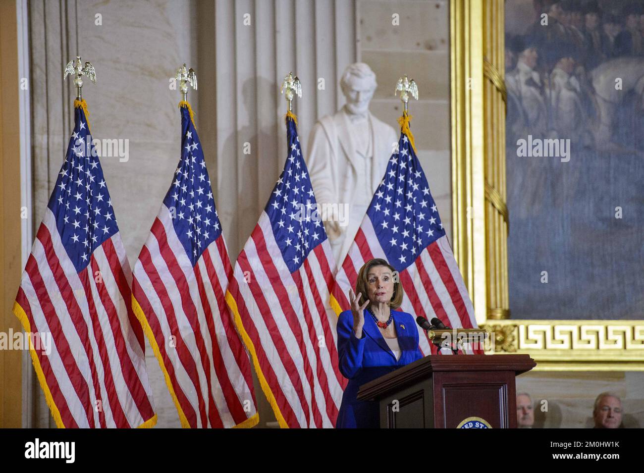 Il relatore della Casa Nancy Pelosi, D-CA, parla durante una cerimonia di medaglia d'oro del Congresso per gli Stati Uniti Polizia del Campidoglio e D.C. Ufficiali della polizia metropolitana nella Rotunda degli Stati Uniti Campidoglio a Washington, DC Martedì, 6 dicembre 2022. La leadership bipartisan ha assegnato le quattro Medaglie d'oro del Congresso agli ufficiali delle forze dell'ordine che hanno protetto gli Stati Uniti Capitol Building il 6 gennaio 2021. Le medaglie verranno visualizzate negli Stati Uniti Capitol Police quartier generale, il Metropolitan Police Department, il Capitol e la Smithsonian Institution. Foto di Bonnie Cash/UPI Foto Stock