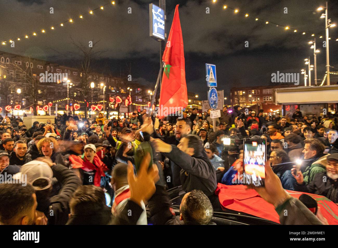 AMSTERDAM - i sostenitori della squadra di calcio marocchina festeggiano su e intorno Mercatorplein, dopo la vittoria sulla Spagna alla Coppa del mondo in Qatar. Il Marocco ha vinto il gioco sulle penalità per raggiungere i quarti di finale. ANP Nieuwsfoto.nl Foto Stock