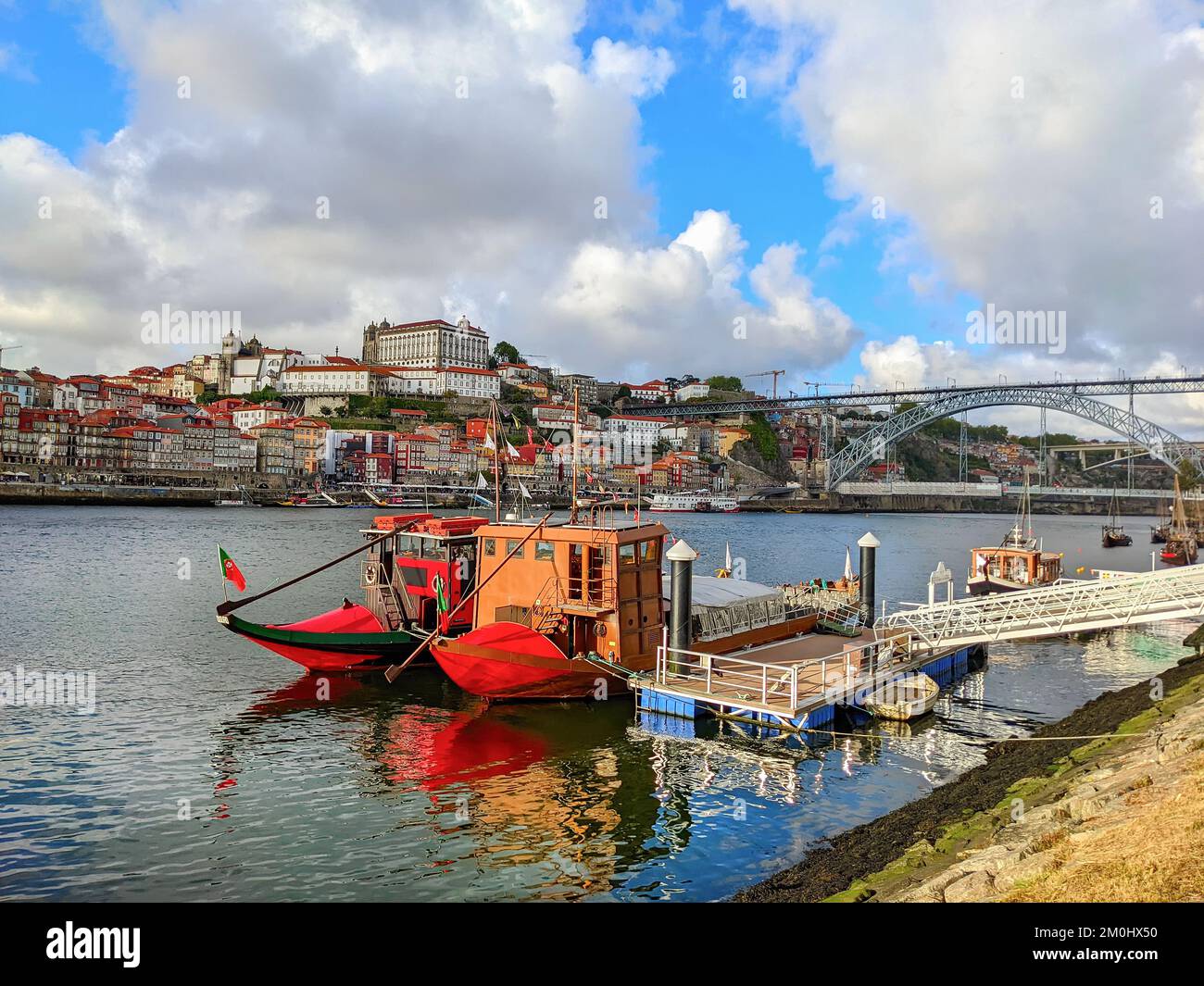 Gaia argine con barche da vino tradizionali ormeggiate, paesaggio urbano con ponte Dom Luis, Porto, Portogallo Foto Stock