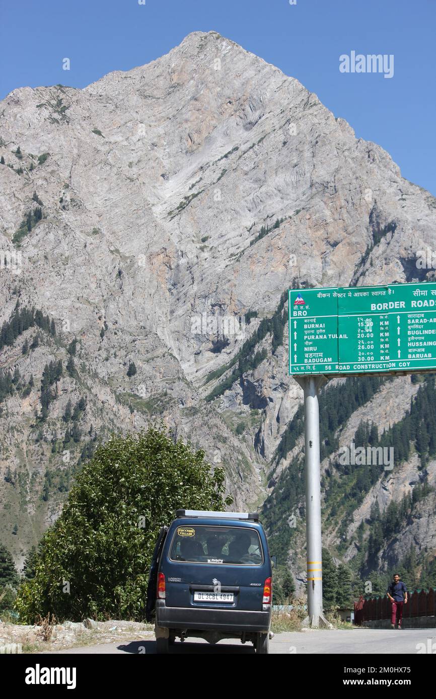 Habba Khatoon Mountain - la vetta più formidabile di Gurez. Il picco a forma di piramide di 13.000 piedi prende il nome dall'omonima poetessa 'HABBA KHATOON' Foto Stock