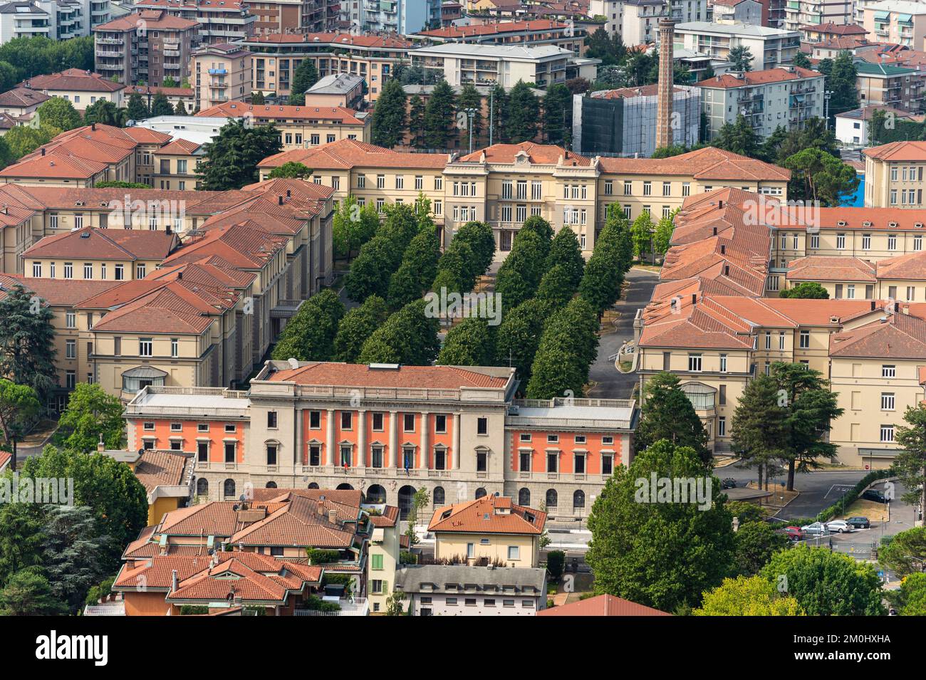 vista sulla città e palazzo della polizia finanziaria, bergamo, italia Foto Stock