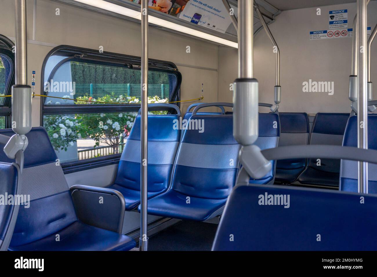Anaheim, CA, USA – 1 novembre 2022: Interno di un autobus navetta Anaheim Resort Transportation (ART) ad Anaheim, California. Foto Stock