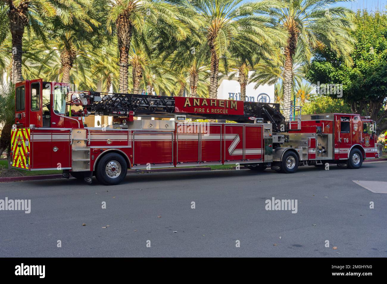 Anaheim, CA, USA – 1 novembre 2022: Un semirimorchio per scala aerea con timone per servizio pesante di soccorso e antincendio di Anaheim parcheggiato a Convention Way ad Anaheim, Califor Foto Stock