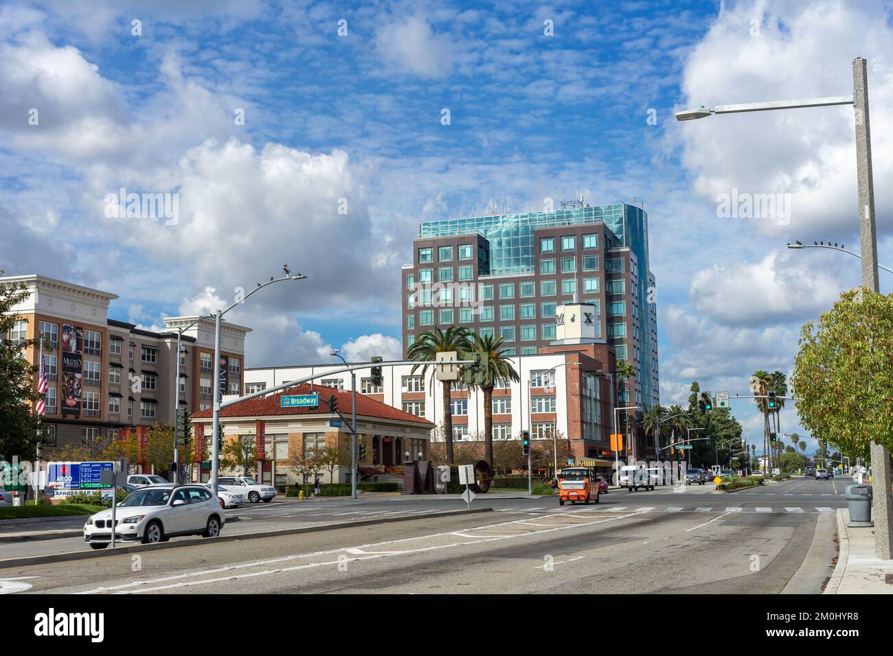 Anaheim, CA, USA – 2 novembre 2022: Vista sulla strada del centro di Anaheim dal Packing District su Anaheim Boulevard ad Anaheim, California. Foto Stock