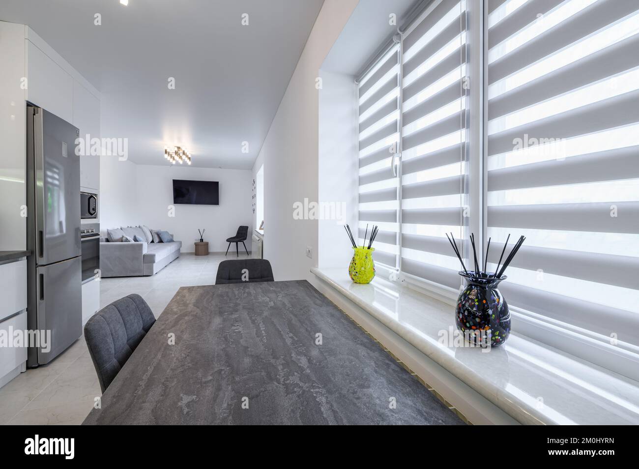 Cucina moderna e bianca con ripiani in granito Foto Stock