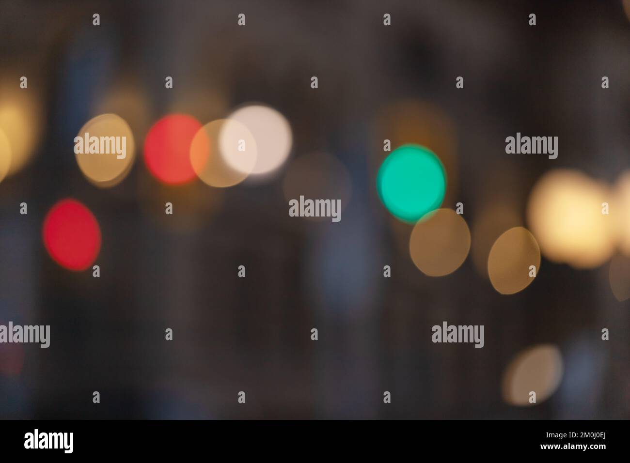 Luci astratte sfocate della città notturna Foto Stock