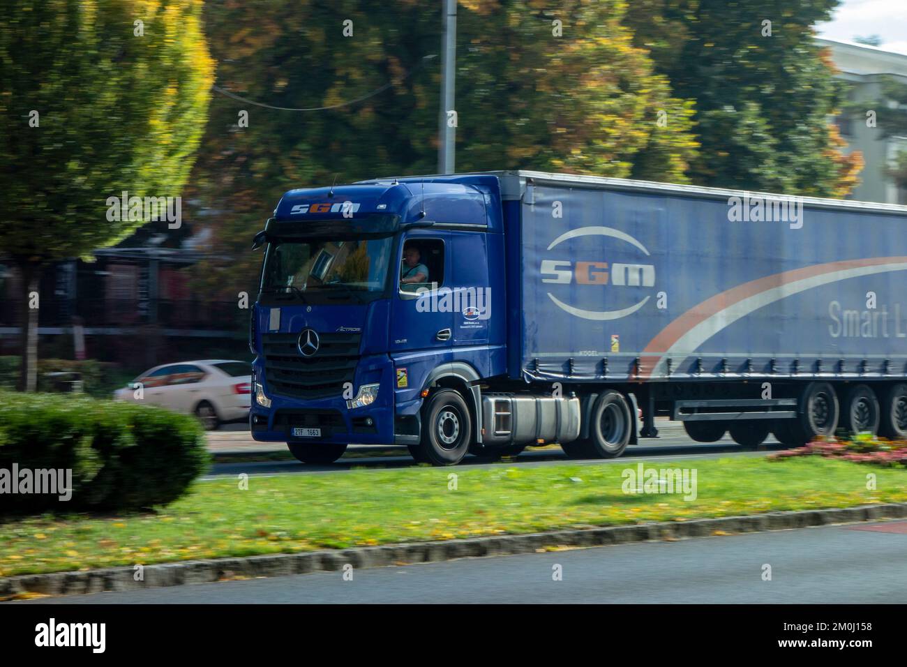 HAVIROV, REPUBBLICA CECA - 7 OTTOBRE 2022: Mercedes-Benz Actros 1845 camion o SGM società di trasporto con effetto sfocatura movimento Foto Stock