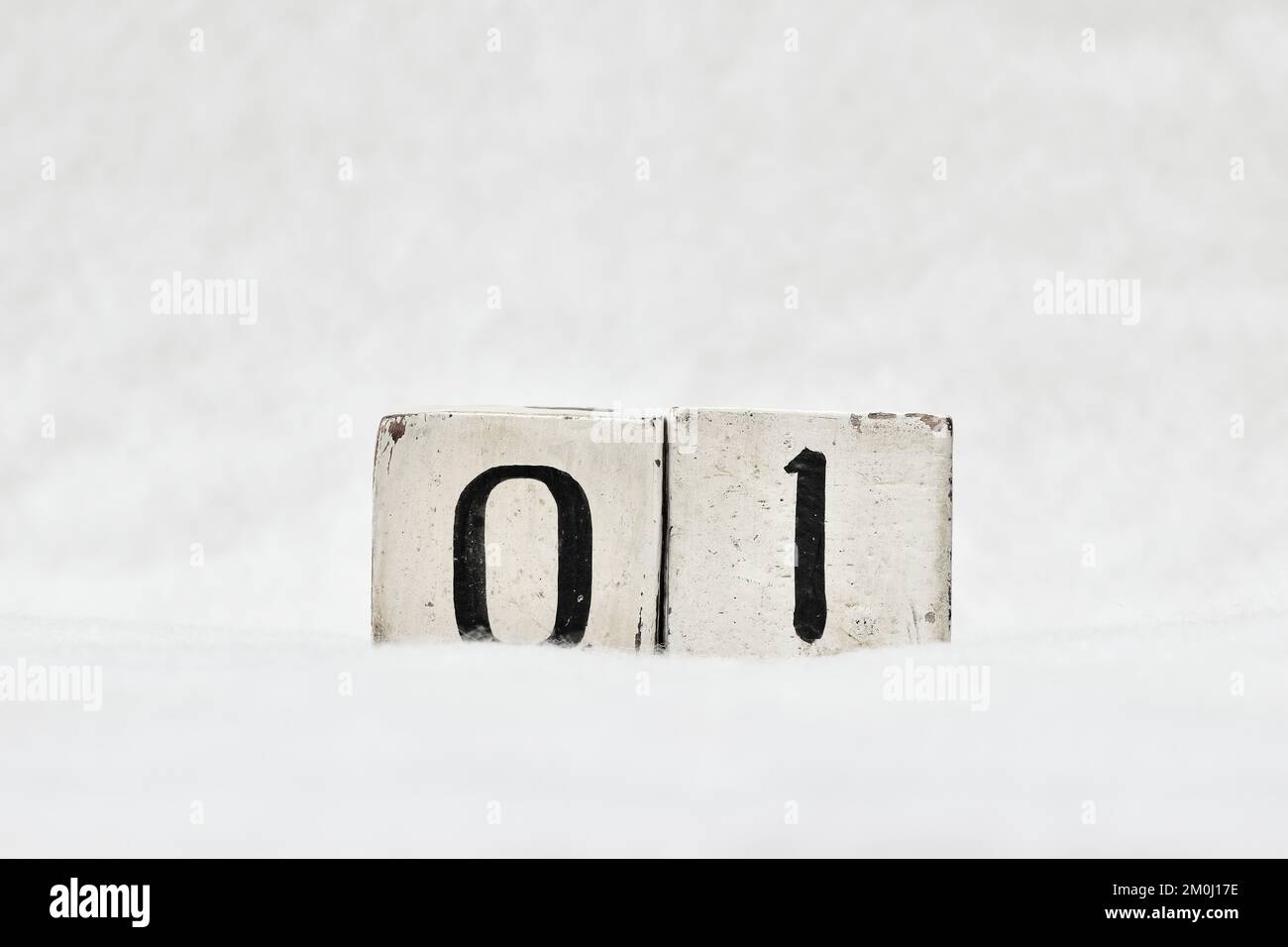01 blocchi calendario su bianco sfondo innevato copia spazio, Capodanno, compleanno o occasione speciale. Foto Stock