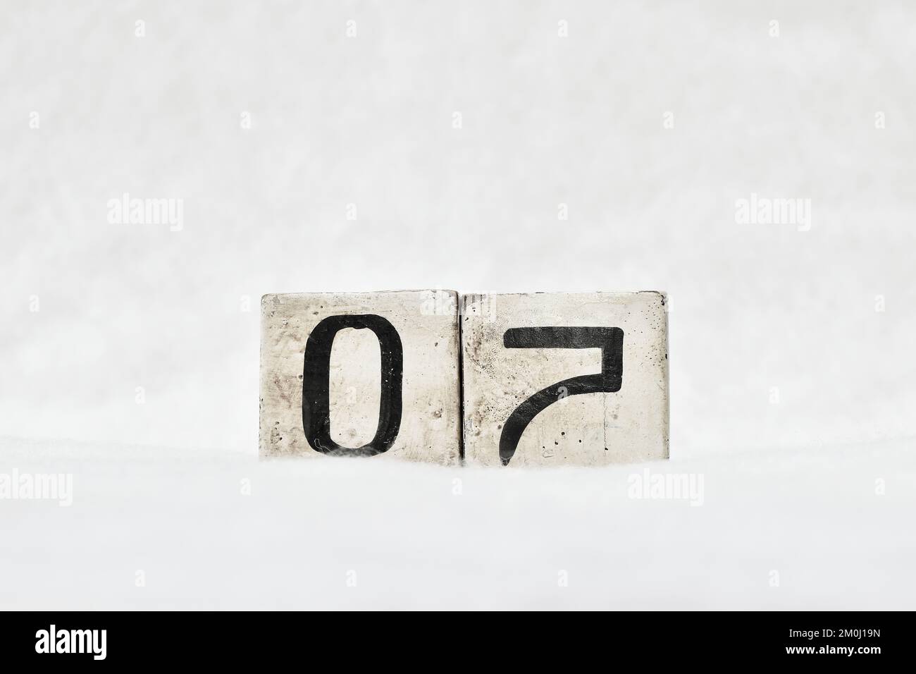 07 numero di calendario in legno vintage su sfondo bianco chiazzato, spazio per la copia del testo. Salvare la data per il compleanno, l'anniversario, il giorno speciale o l'occa Foto Stock