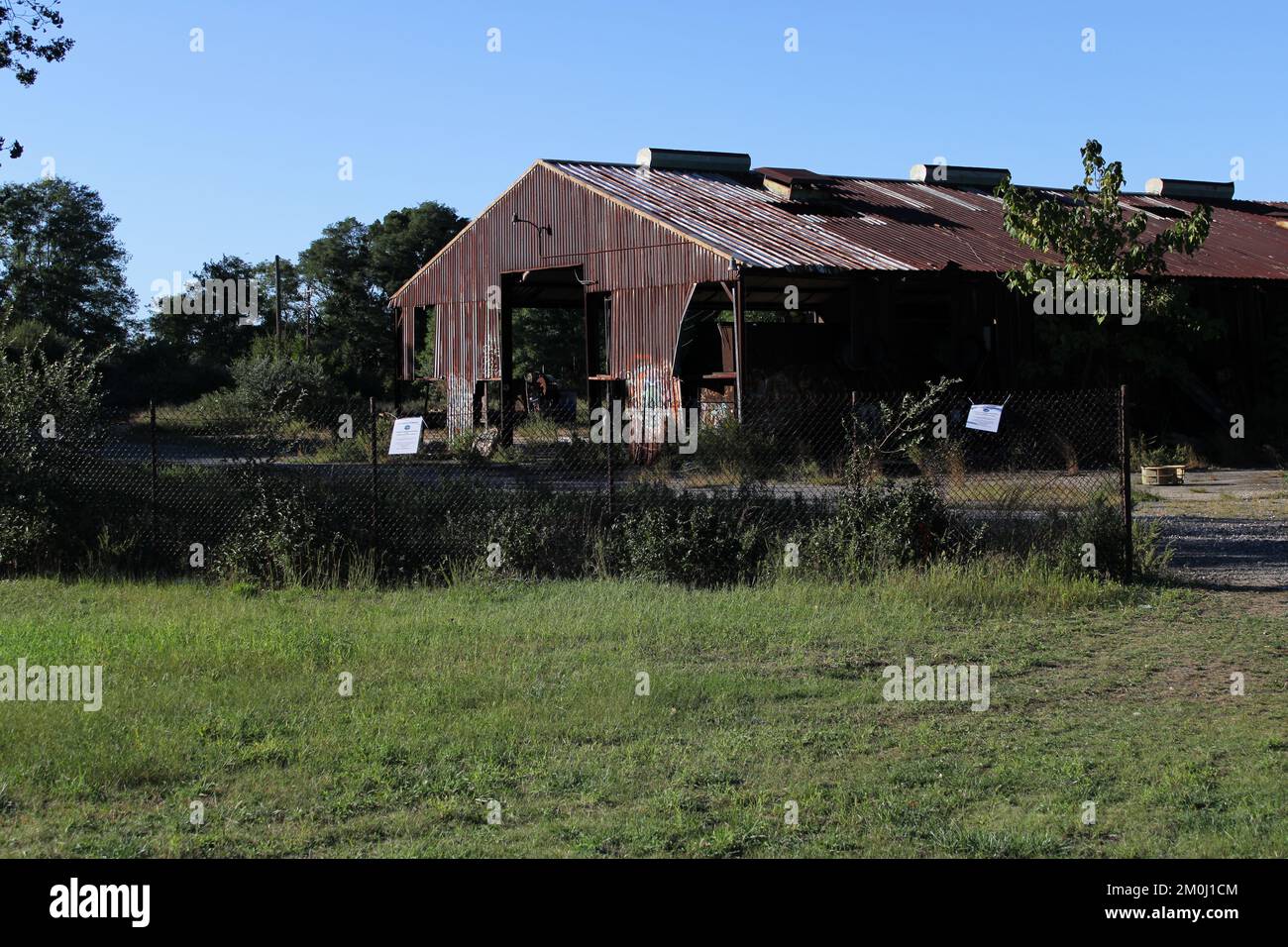 Una proprietà abbandonata precedentemente appartenente alla Lawrence Aviation lungo il Setauket Greenway Trail. Foto Stock