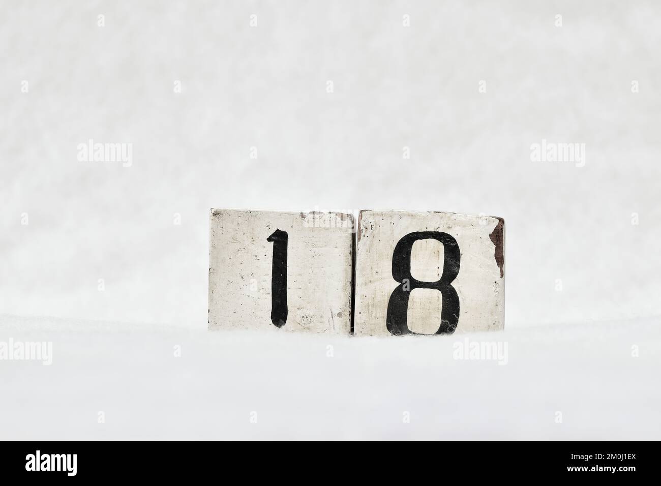 18 numero di calendario a blocchi di legno vintage su sfondo bianco neve, spazio di copia per il testo. Salvare la data per il compleanno, l'anniversario, il giorno speciale o l'occasione Foto Stock