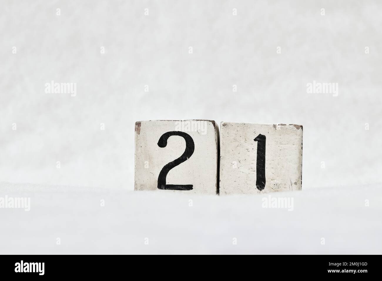 21 numero di calendario a blocchi di legno vintage su sfondo bianco neve, spazio di copia per il testo. Salvare la data per il compleanno, l'anniversario, il giorno speciale o l'occasione Foto Stock