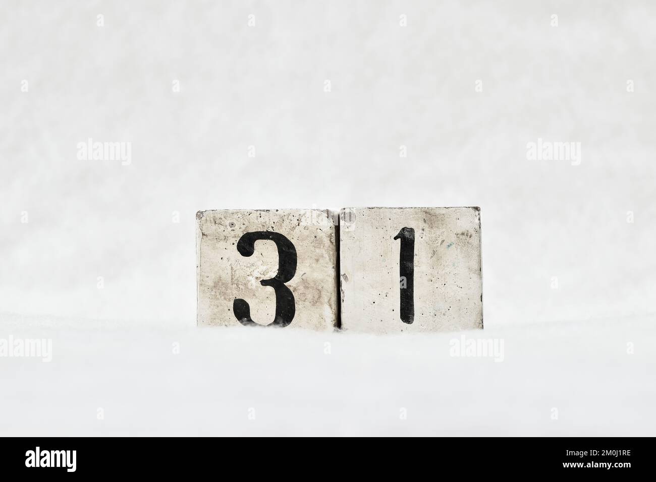 31 numero di calendario a blocchi di legno vintage su sfondo bianco neve, spazio di copia per il testo. Salvare la data per il compleanno, l'anniversario, il giorno speciale o l'occasione Foto Stock