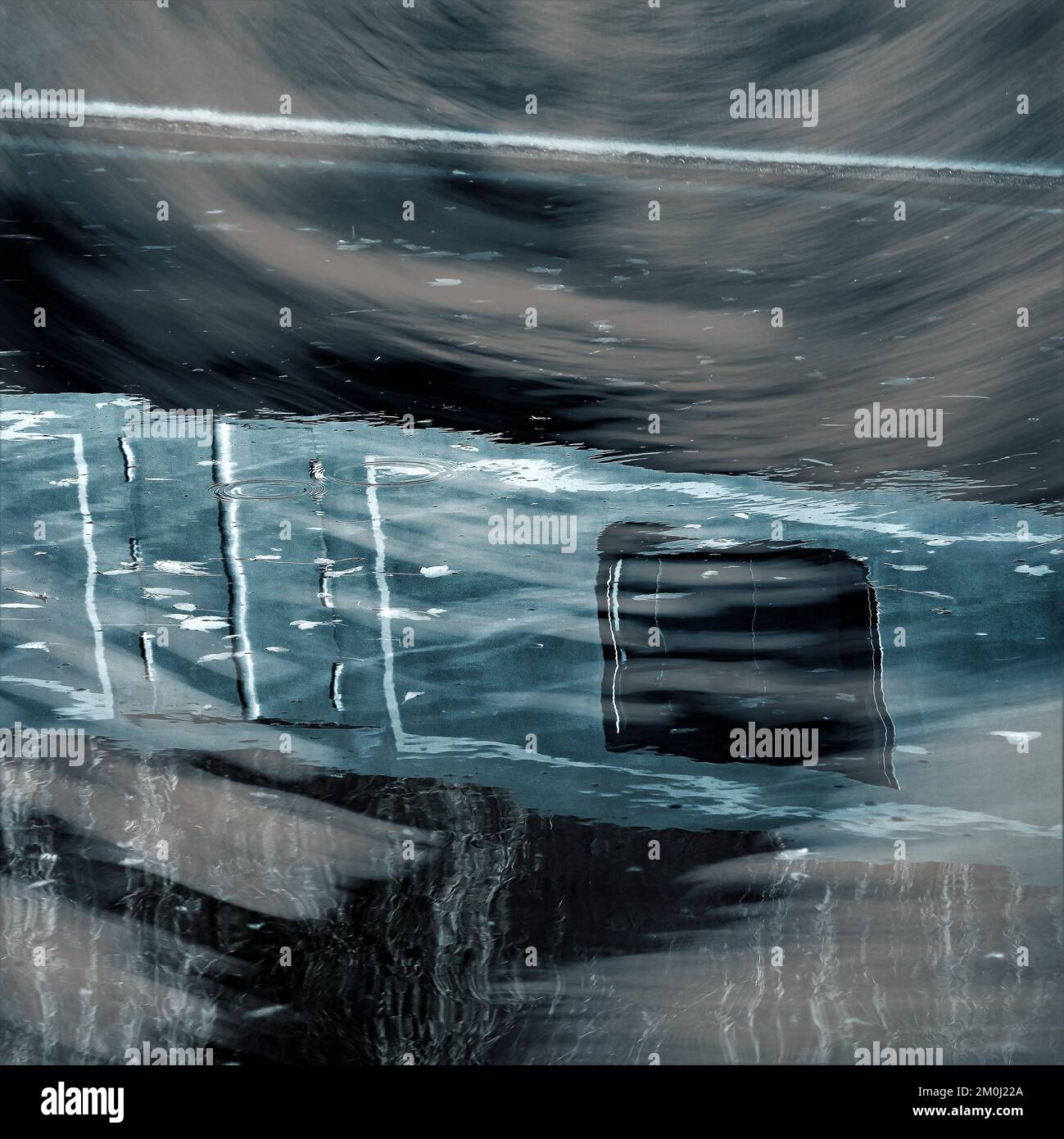 Fotografia astratta, che mostra il motivo riflesso, la linea, la forma, con una tavolozza di colori a infrarossi limitata che mostra le forme di luce specchiate sull'acqua Foto Stock