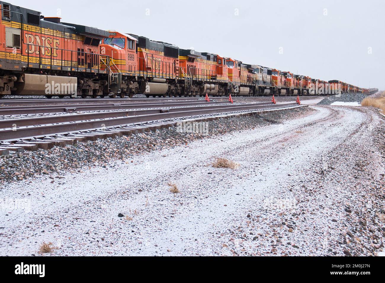 Gillette, Wyoming - 23 gennaio 2021: Motori BNSF non in uso seduti sui binari in una fredda giornata invernale in Wyoming. Foto Stock