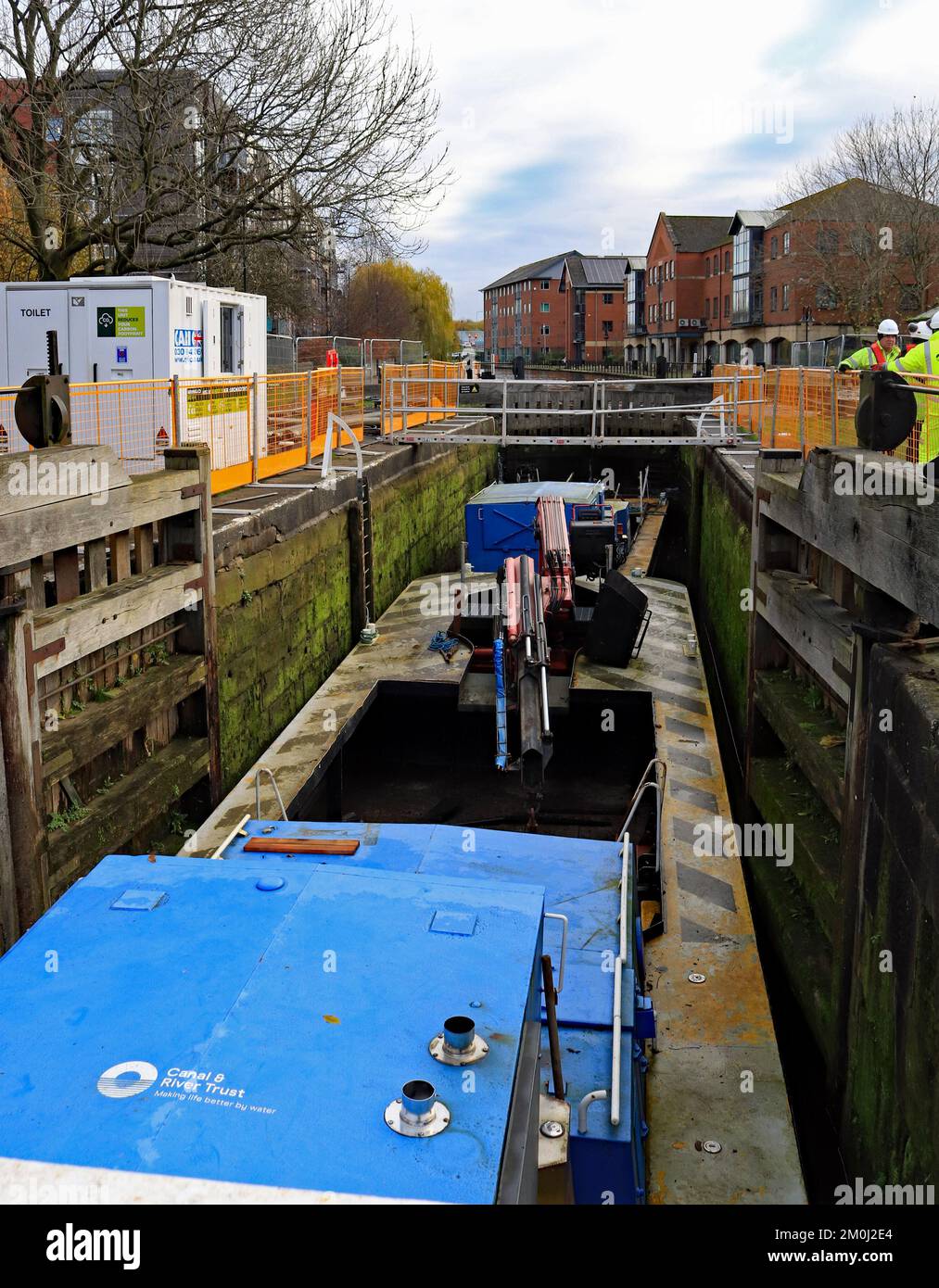 Un blocco pieno di Canal e River Trust barche di lavoro a Wigan al blocco 87, il blocco è in fase di lavorazione per ridurre la perdita di acqua attraverso i cancelli inferiori. Foto Stock