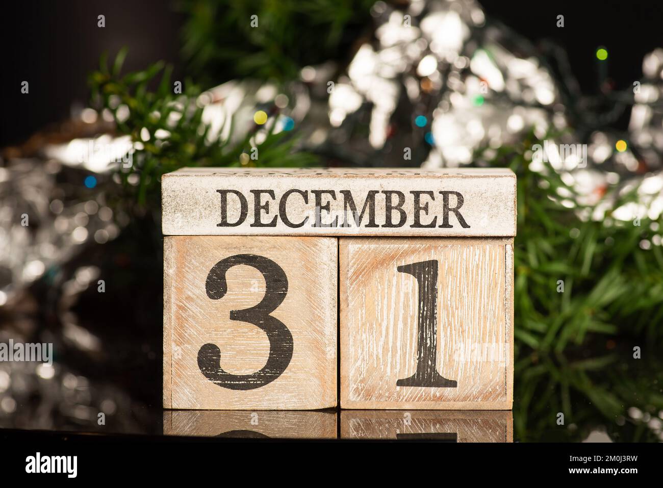 31 dicembre segno per Capodanno e albero di Natale vacanza invernale sfondo festivo e ornamenti Foto Stock