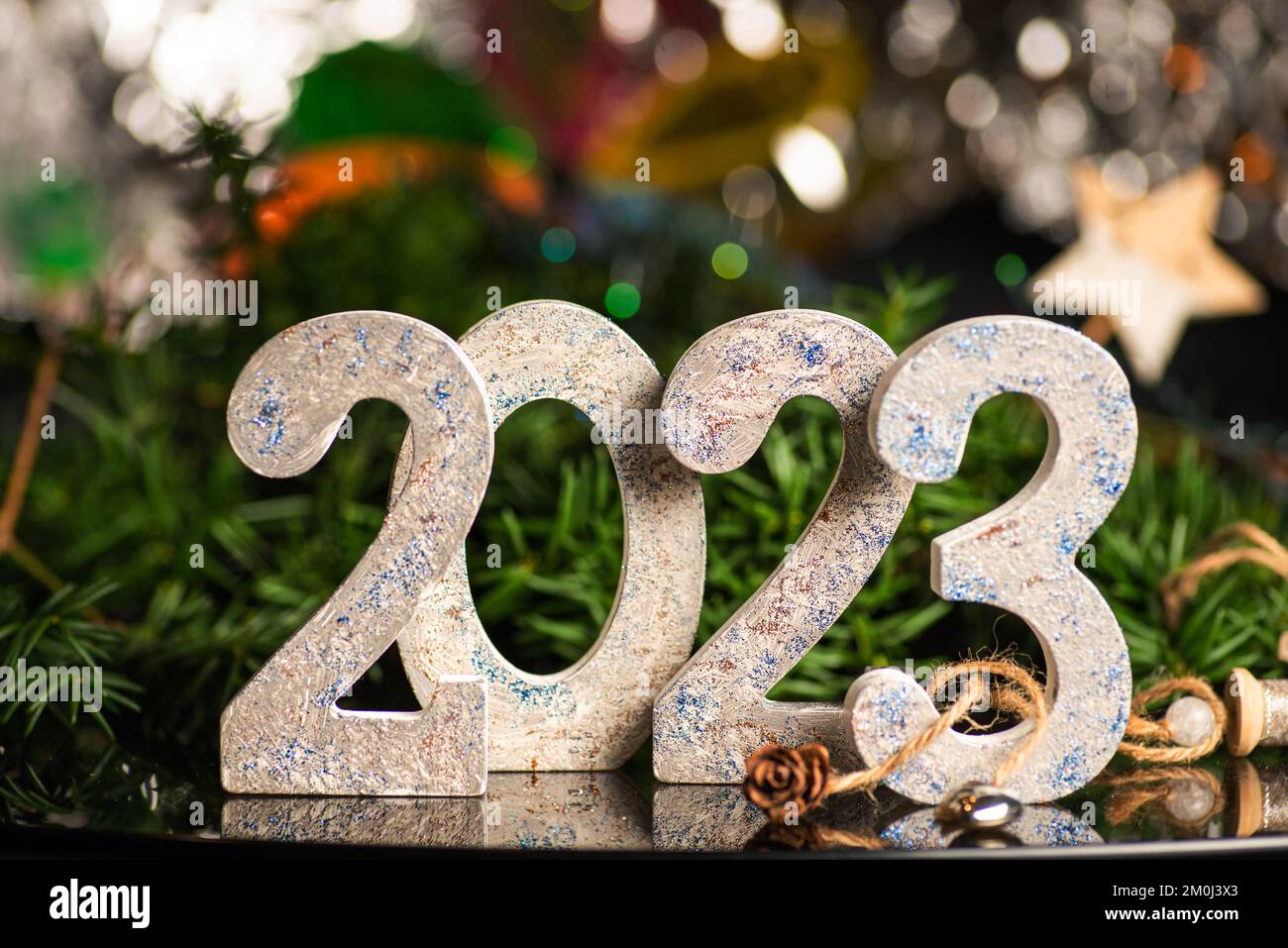 2023 sfondo di Capodanno con Natale e inverno festive luci e ornamenti Foto Stock